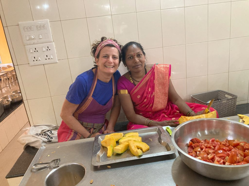 Fosca in cucina in India a fare Karma Yoga con la capocuoca indiana