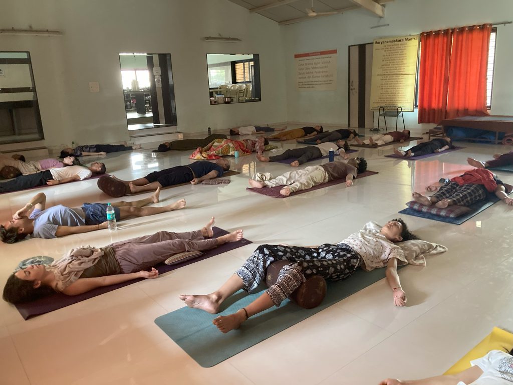 Persone durante le pratica di Yoga Nidra da me condotta nel mio ashram indiano