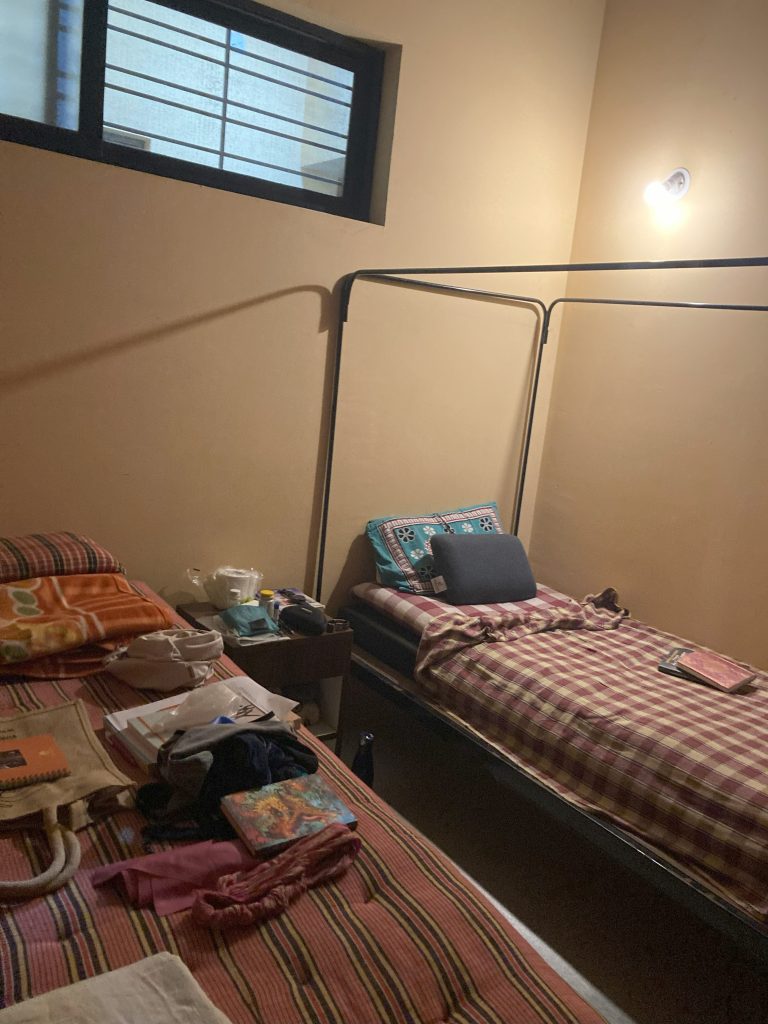 Il mio angolo personale e il mio letto nella stanza condivisa nel mio ashram indiano