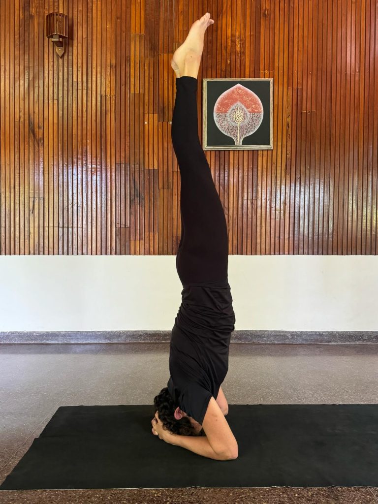 Fosca che fa la posizione YOga sulla testa