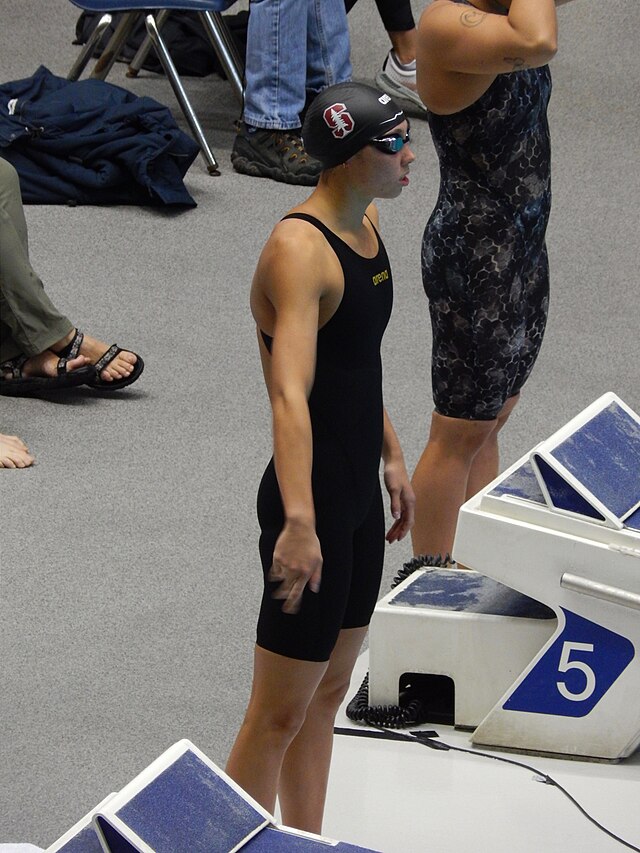 Nuotatrici ai blocchi di partenza