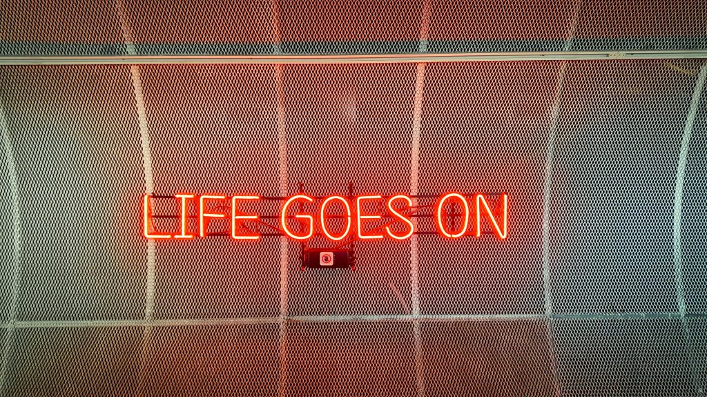 Life goes on - la vita continua scritta al neon