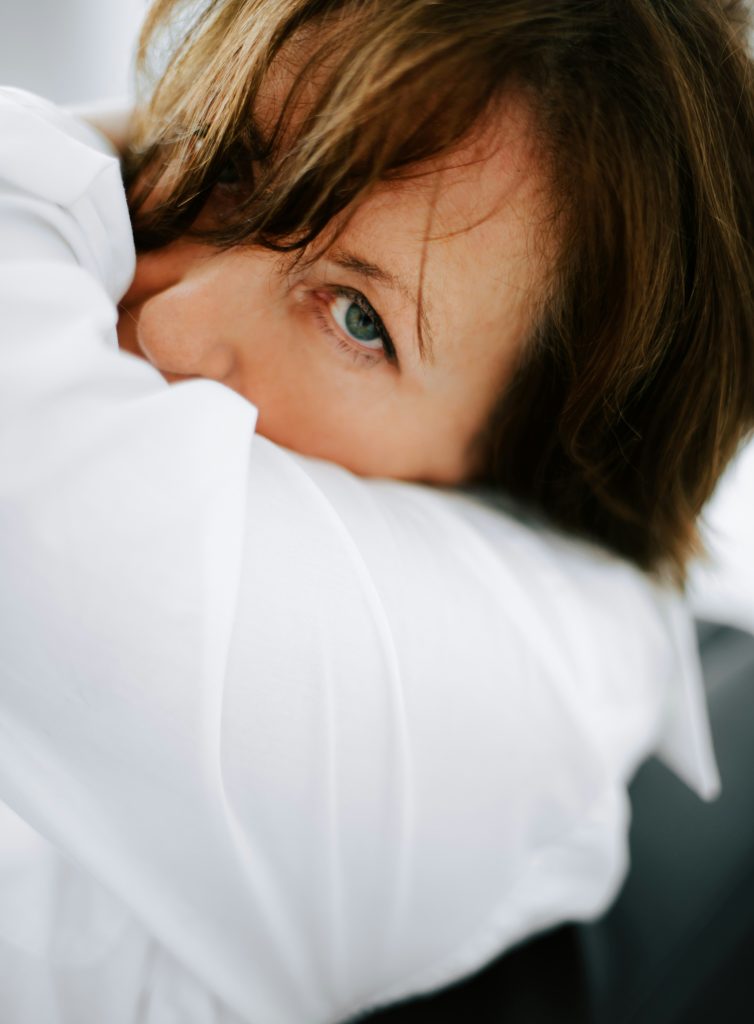 Donna che si abbraccia