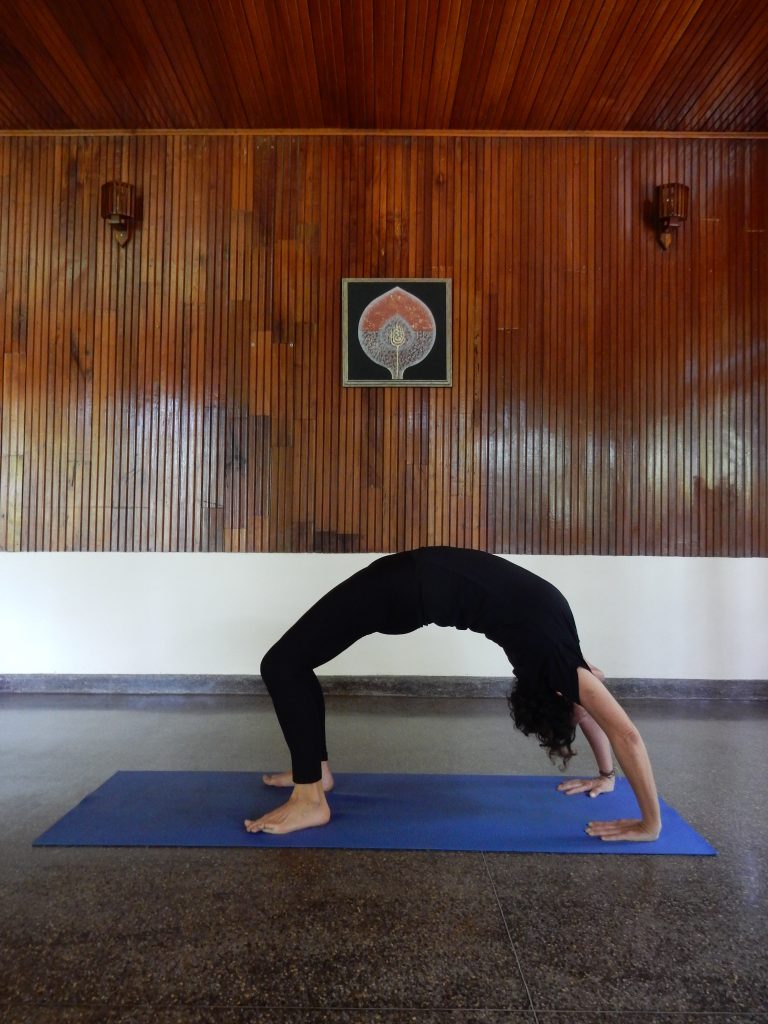Fosca fa la posizione yogica della luna piena o ponte a terra
