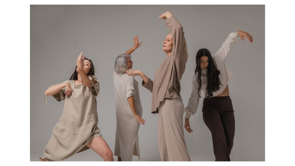 Quattro donne che ballano insieme