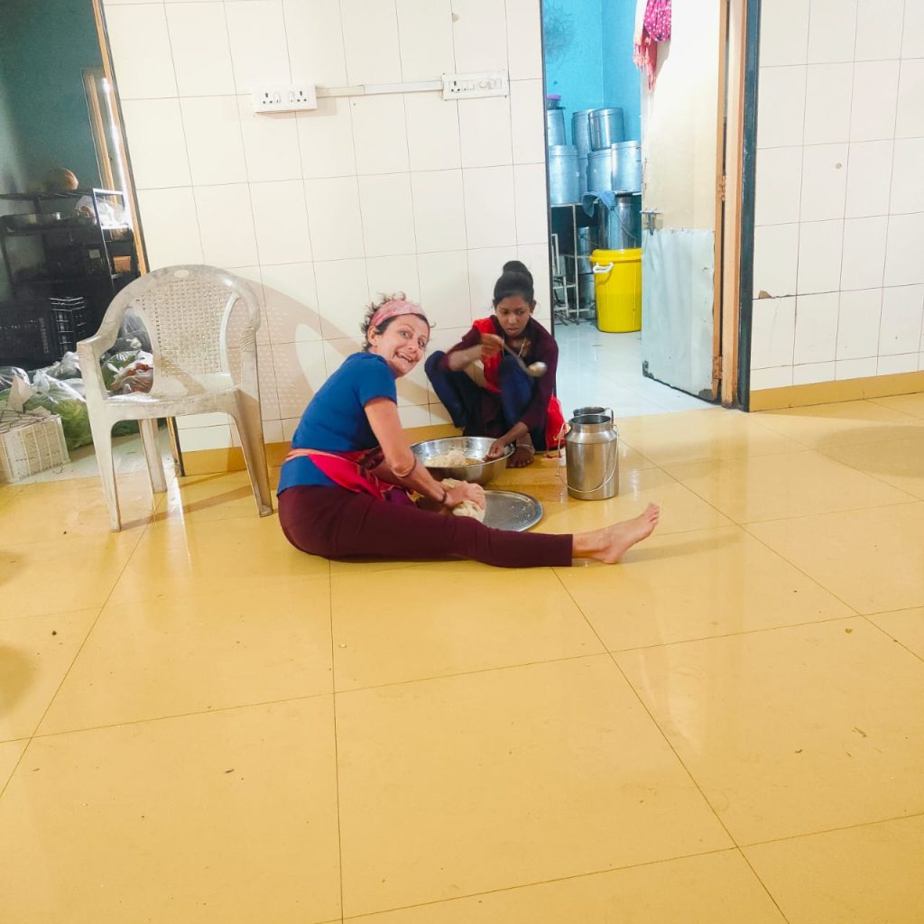 Fosca prepara il chapati (pane indiano) sul pavimento della cucina dell'ashram