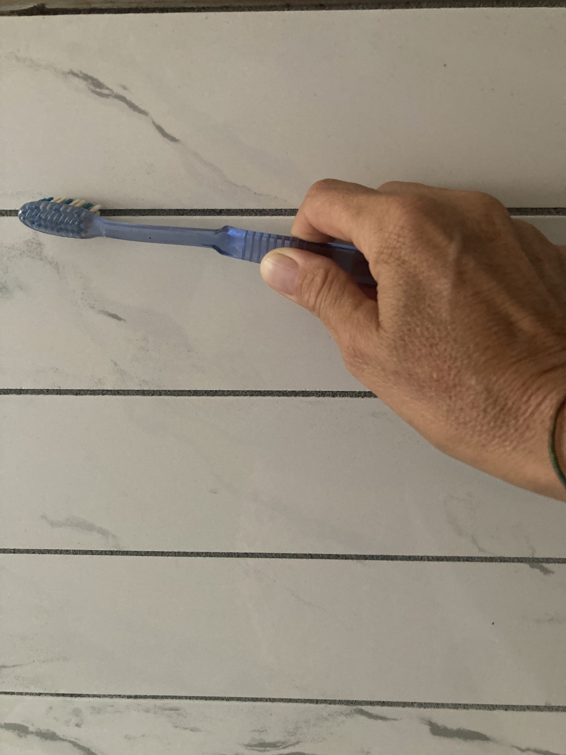 Karma Yoga uguale pulire le piastrelle con uno spazzolino