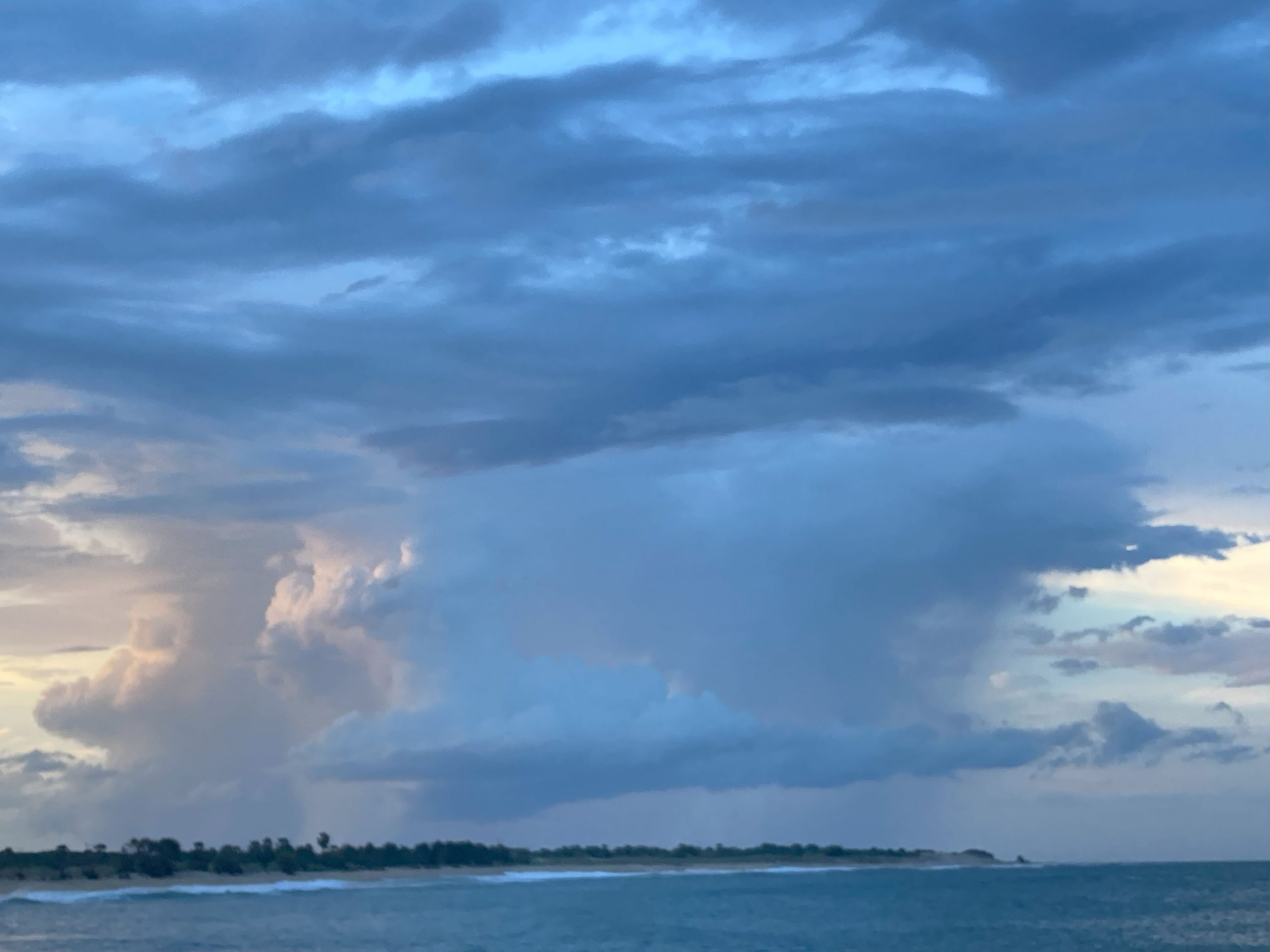 Oceano con temporale all'orizzonte