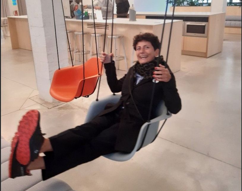 Fosca in altalena in ufficio