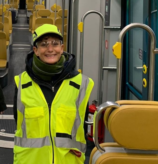 Fosca nel lavoro da ingegnere su un treno