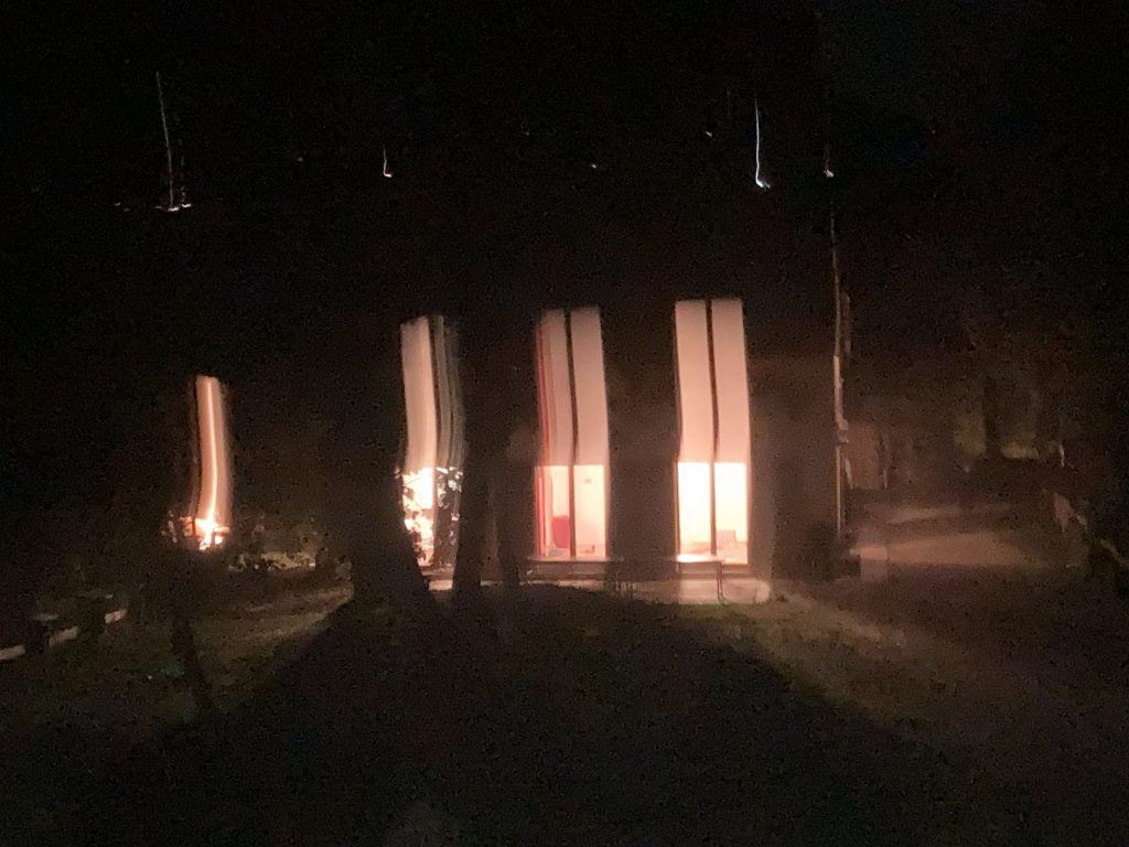 Casa del cerchio di donne illuminata nella notte