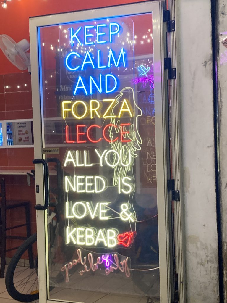 Vetrina Leccese di negozio di KEbab

