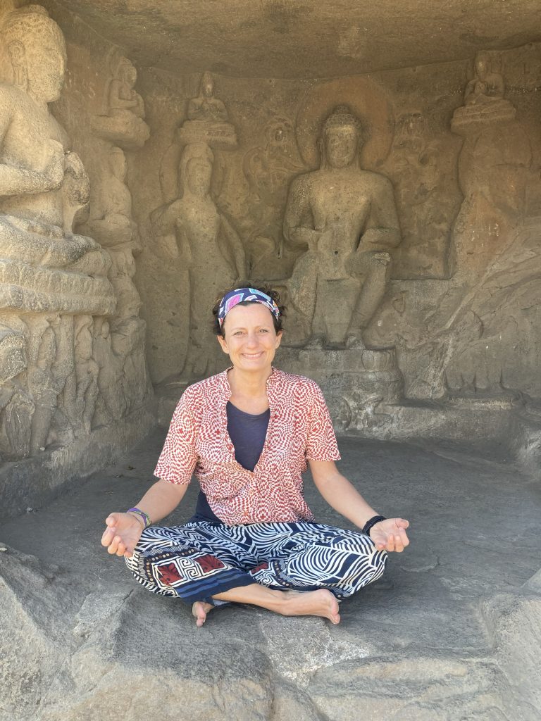 Fosca pratica Yoga in tempio buddista
