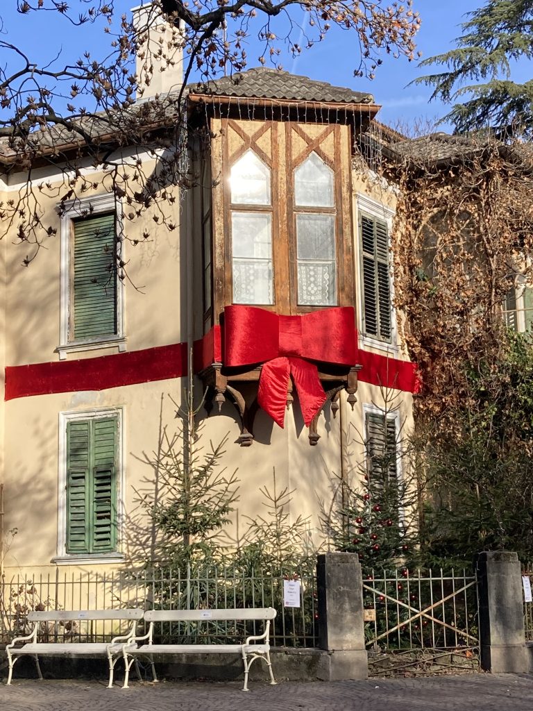 Casa di MErano impacchettata con fiocco rosso
