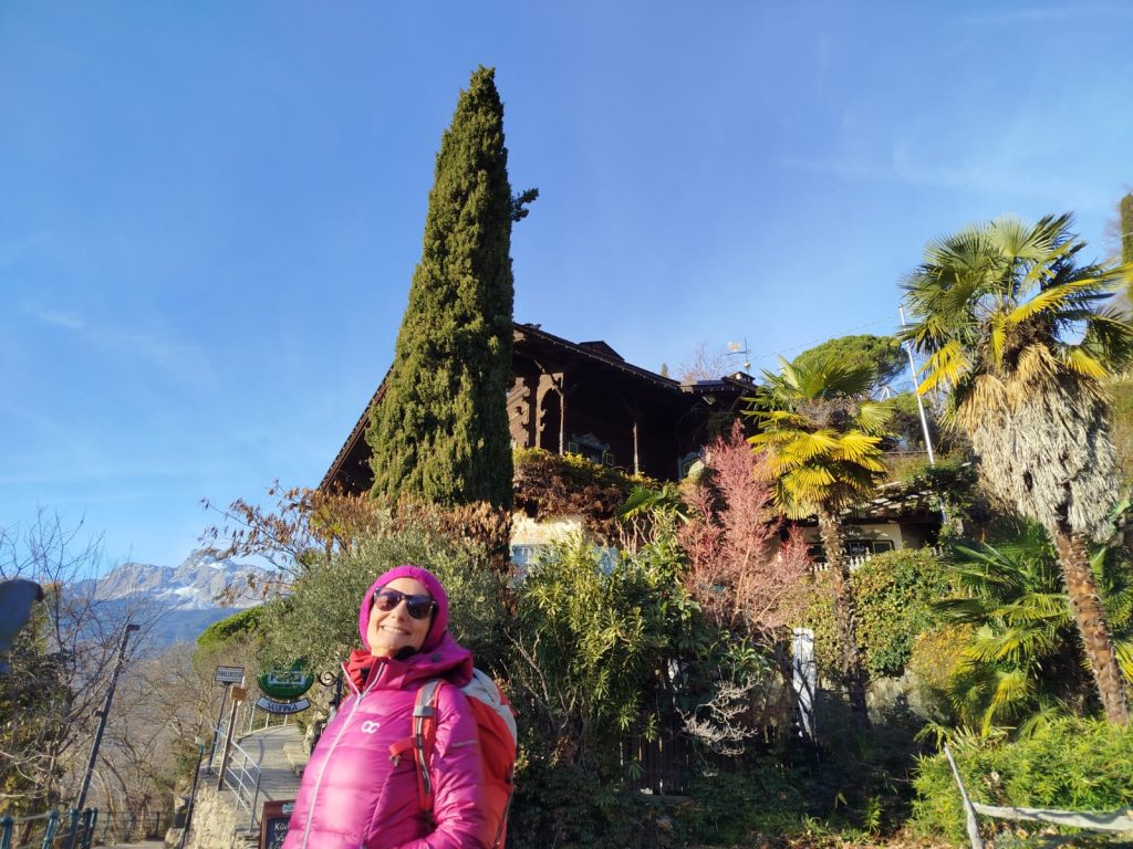 Fosca davanti a una casa in Val Venosta - Merano