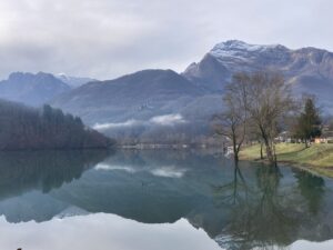 Un anno senza scrivania: libertà imperfetta, domande e lavori in corso