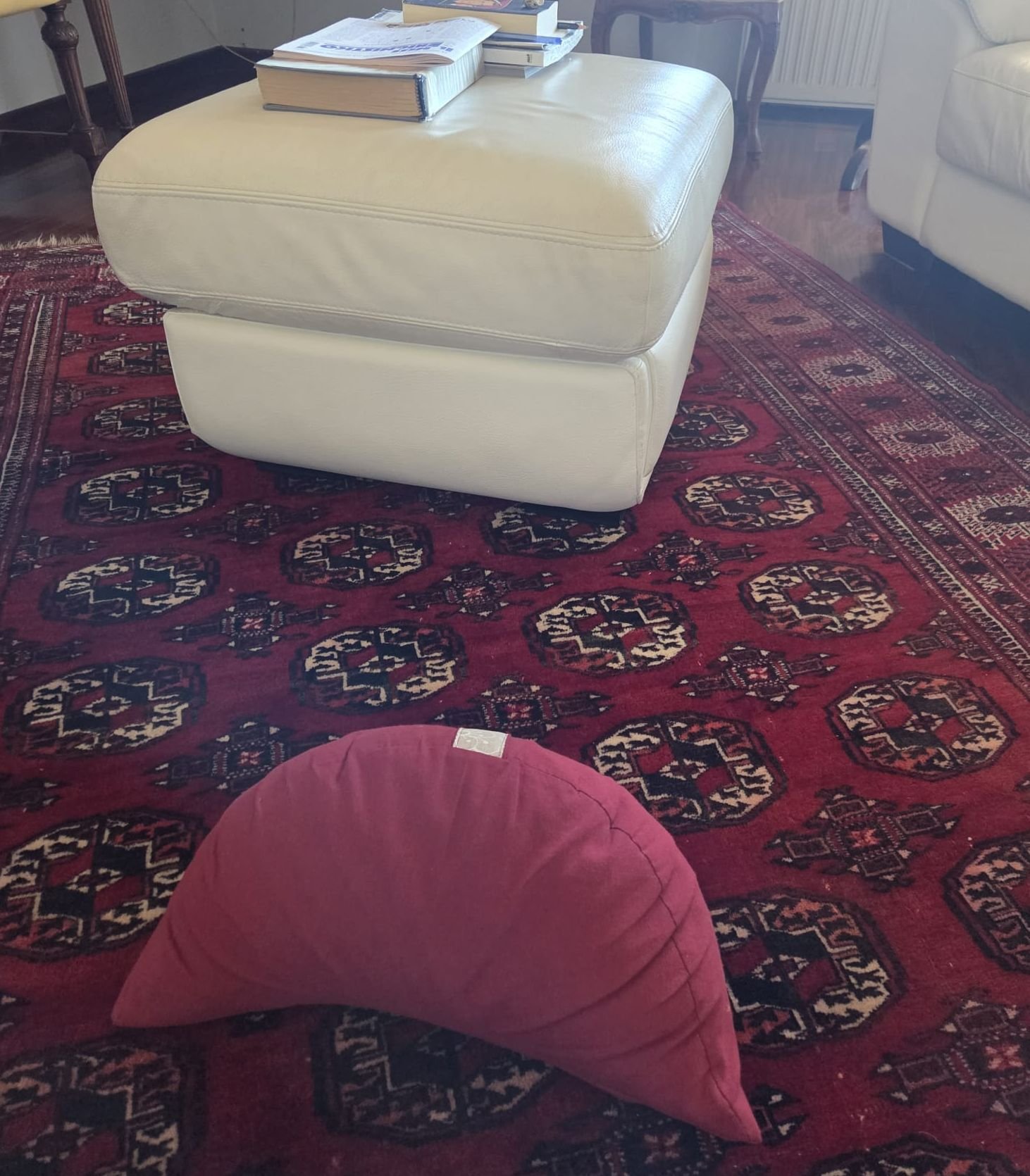 Cuscino da meditazione e tappeto la mattina