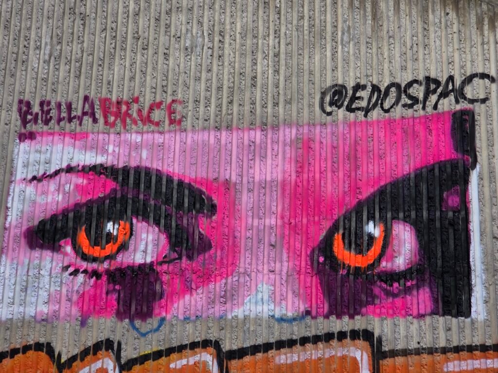 Graffito con intensità di sguardi in occhi  rosso fuoco