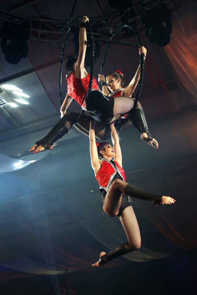 Acrobate al circo