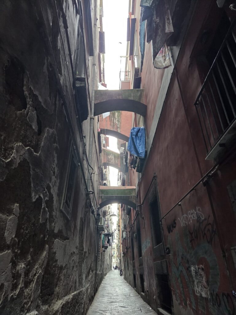 Ponti tra le case a Napoli