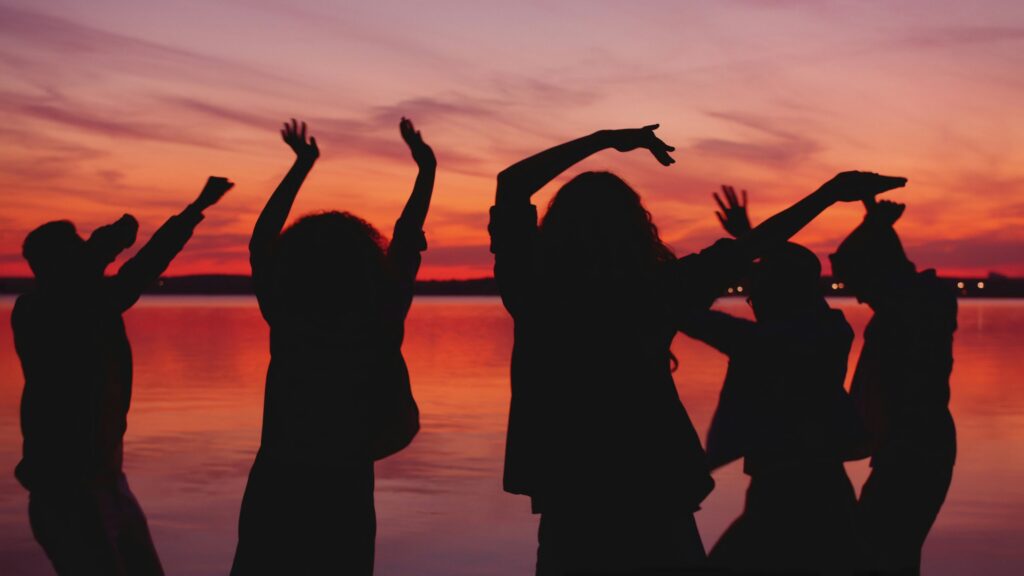Nuove energie per nuove donne (donne che ballano al tramonto)